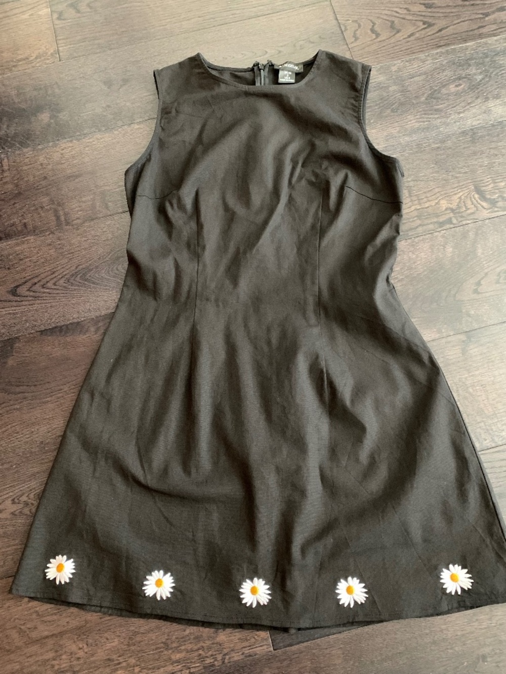 Unique Vintage daisy dress